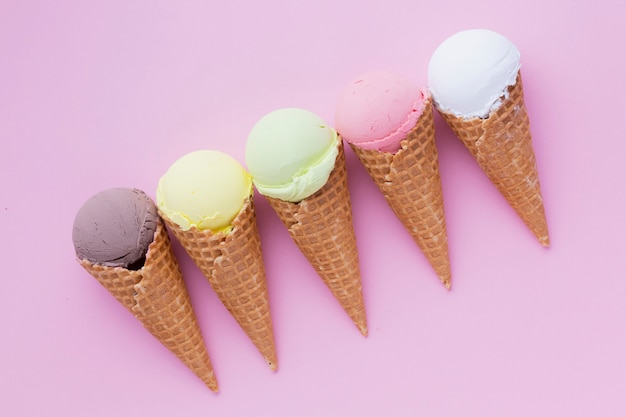 Foto gratuita endecha plana de sabores de helado