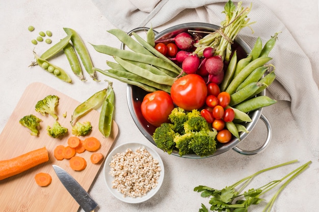 Endecha plana de tazón de comida saludable