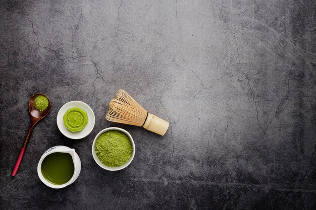 Endecha plana de té de matcha con cuchara de madera