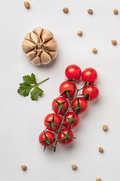 Endecha plana de tomates frescos con ajo