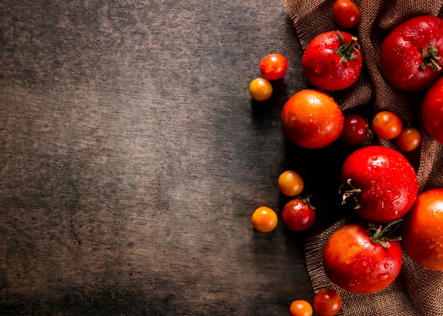 Endecha plana de tomates de otoño con espacio de copia