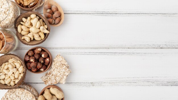 Endecha plana de variedad de nueces en tazones con espacio de copia