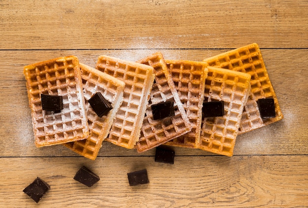 Endecha plana de waffles con trozos de chocolate