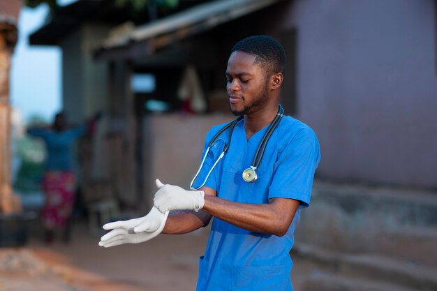 Enfermera de ayuda humanitaria de África preparándose para trabajar