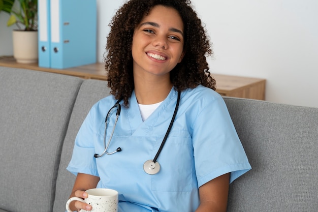 Foto gratuita enfermera en la clínica practicando medicina