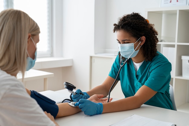 Foto gratuita enfermera en la clínica practicando medicina