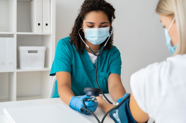 Enfermera en la clínica practicando medicina