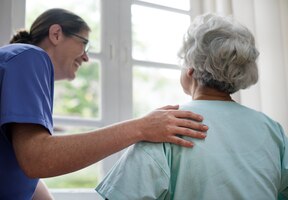 Foto gratuita enfermera cuidando a una anciana