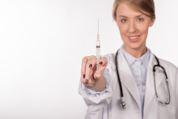 Enfermera, dibuja, solución, jeringuilla, vial, clínica, oficina