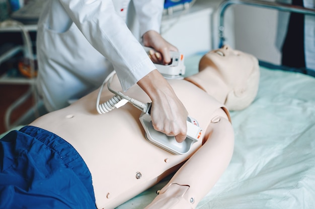 Enfermera con un eguipment de medicina. La mujer realiza procedimientos en la sala.