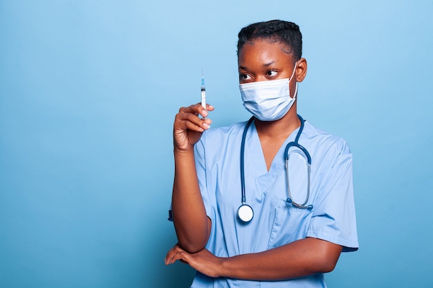 Enfermera especialista afroamericana con mascarilla protectora contra el covid