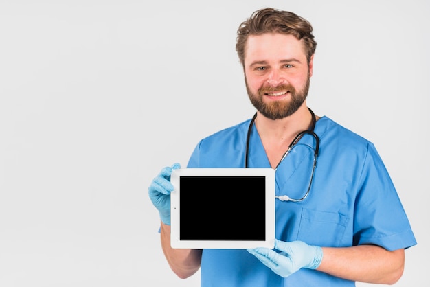 Enfermera masculina mostrando tableta