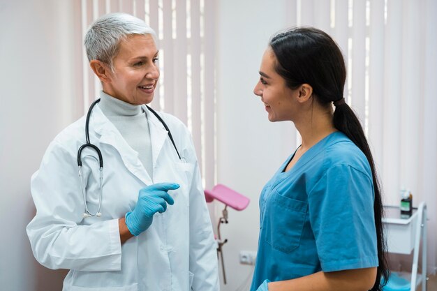 Enfermera y médico hablando en el trabajo