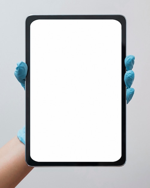 Enfermera mostrando un primer plano de la tableta en blanco