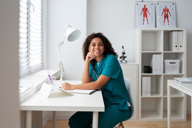 Enfermera negra en su espacio de trabajo