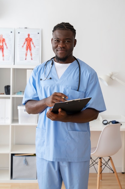 Enfermera negra en su espacio de trabajo