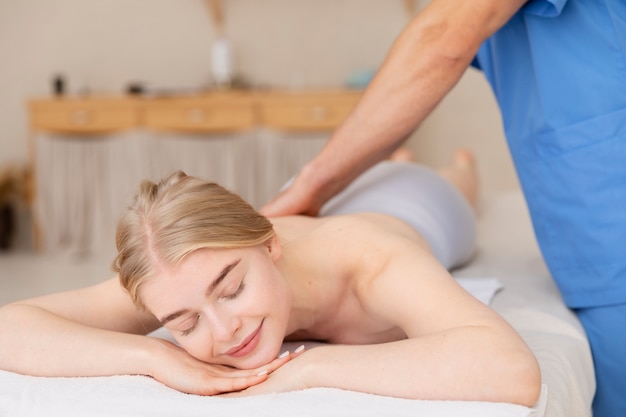 Foto gratuita enfermera con paciente en sesión de osteopatía