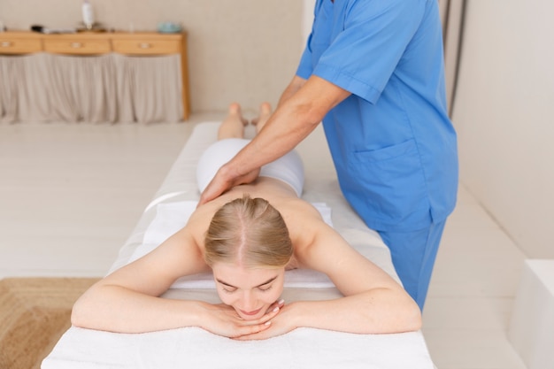 Foto gratuita enfermera con paciente en sesión de osteopatía