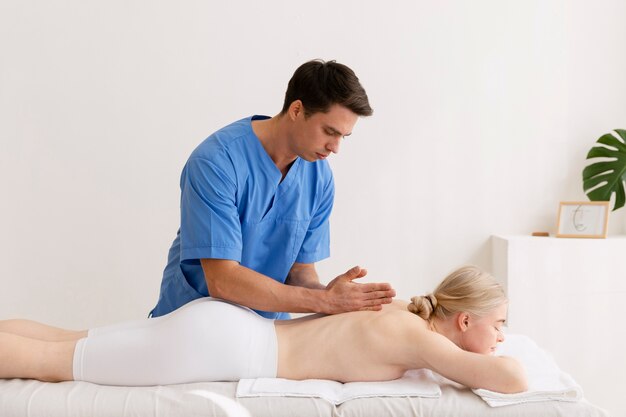 Enfermera con paciente en sesión de osteopatía