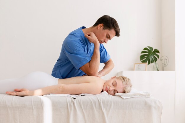 Enfermera con paciente en sesión de osteopatía