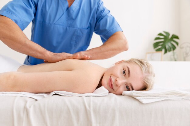 Enfermera con paciente en sesión de osteopatía