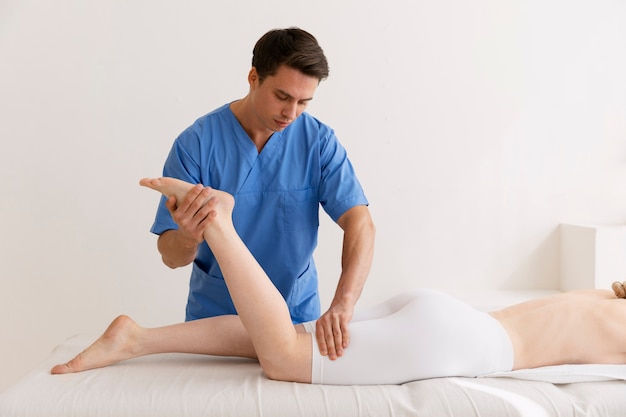 Enfermera con paciente en sesión de osteopatía