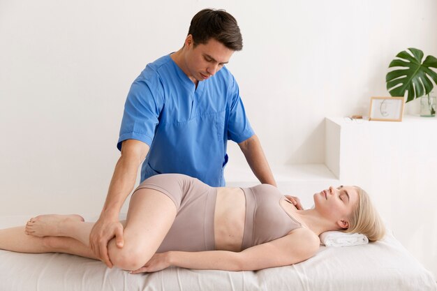 Enfermera con paciente en sesión de osteopatía