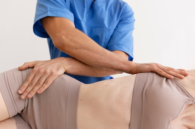 Enfermera con paciente en sesión de osteopatía