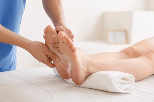 Enfermera con paciente en sesión de osteopatía