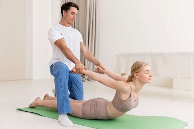 Enfermera con paciente en sesión de osteopatía