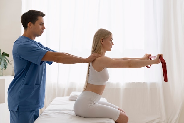 Enfermera con paciente en sesión de osteopatía