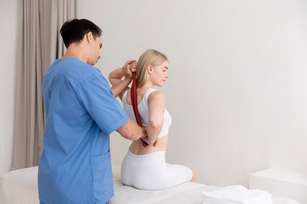 Enfermera con paciente en sesión de osteopatía