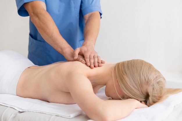 Enfermera con paciente en sesión de osteopatía