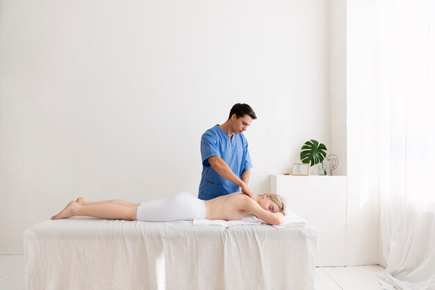 Enfermera con paciente en sesión de osteopatía