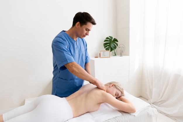 Enfermera con paciente en sesión de osteopatía