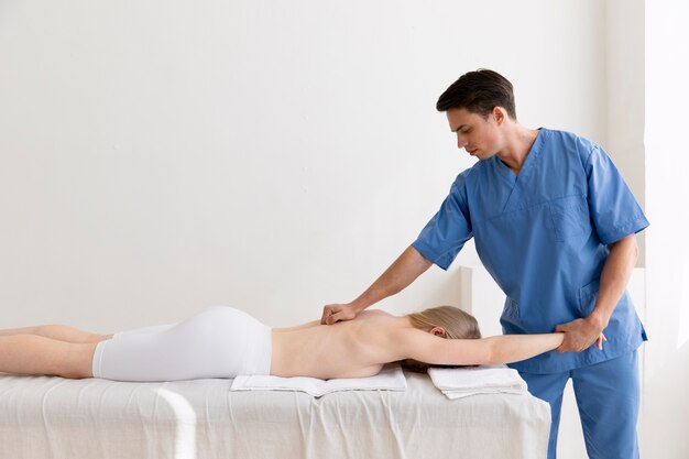 Enfermera con paciente en sesión de osteopatía