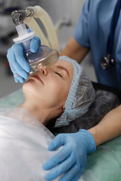 Enfermera poniendo máscara de oxígeno al paciente