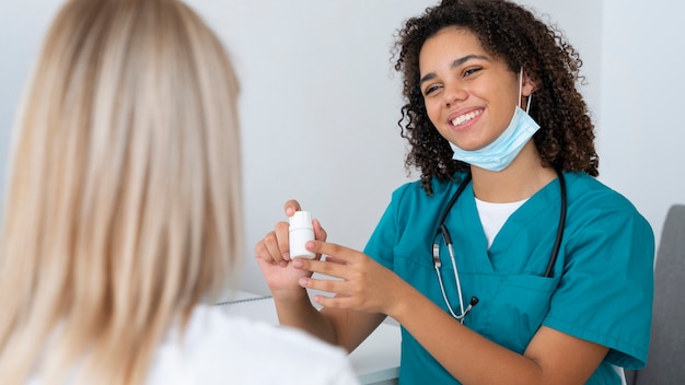 Foto gratuita enfermera practicando medicina en la clínica