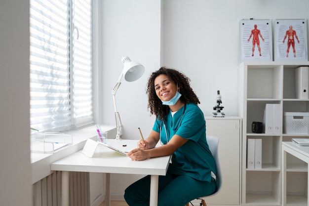 Foto gratuita enfermera practicando medicina en la clínica