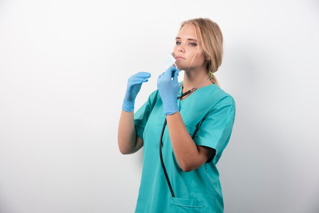 Enfermera profesional en uniforme con máscara y guantes de látex. Foto de alta calidad