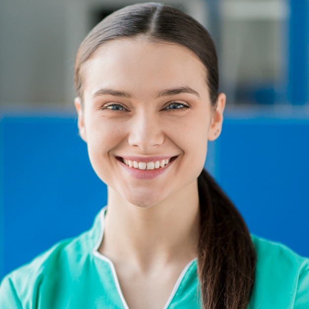 Enfermera sonriente de vista frontal