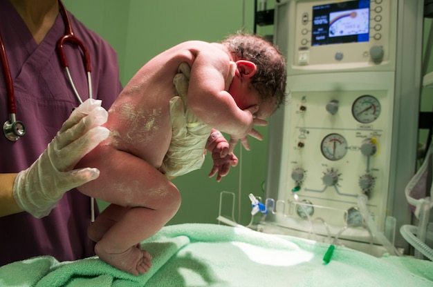 Enfermera sujetando bebe recién nacido