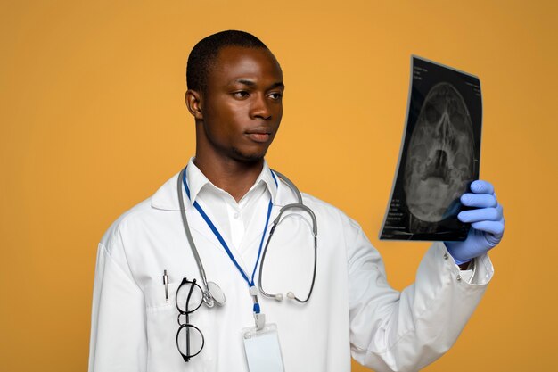 Enfermera de tiro medio mirando radiografía