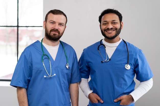 Enfermeras preparándose para el día de trabajo