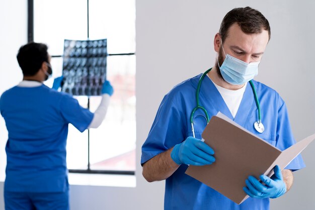 Enfermeras que trabajan en el tiro medio del hospital.