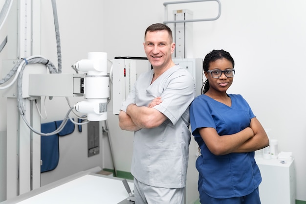 Enfermeras sonrientes de tiro medio en el trabajo