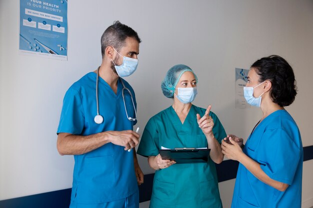 Enfermeras de tiro medio charlando en el trabajo