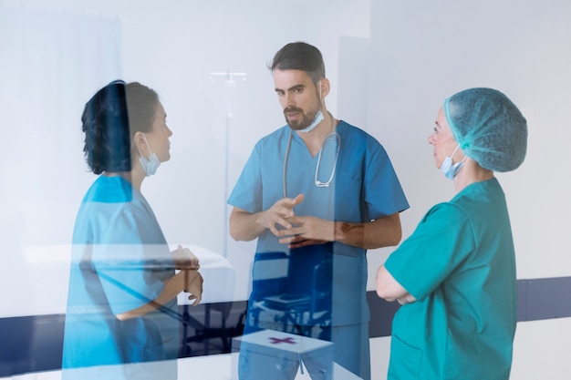 Enfermeras de tiro medio discutiendo en el trabajo