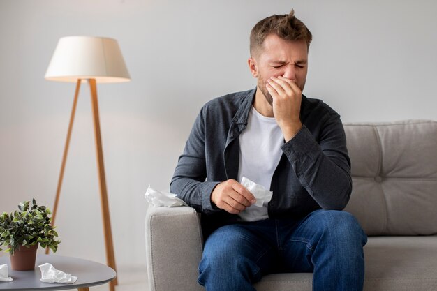 Enfermo que sufre de alergia tiro medio