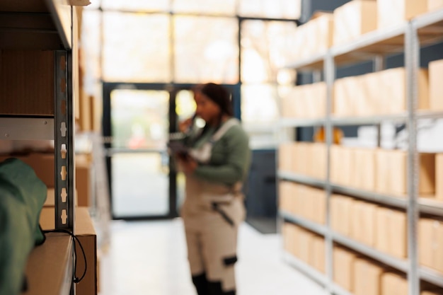 Foto gratuita enfoque selectivo de estantes llenos de cajas listas para la entrega